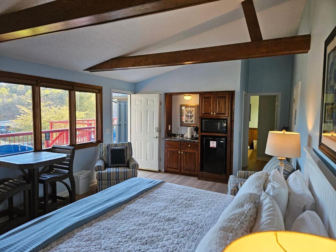 Boundary Waters Resort & Marina ハイアワシー エクステリア 写真